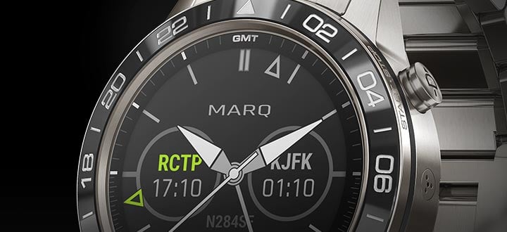 混合材質錶練結合鈦合金與賽車紅矽膠，為車手在賽道競速時提供絕佳的舒適體驗。
